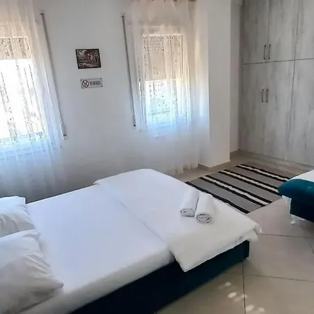 Isabel's Penthouse Overlooking The Apartment