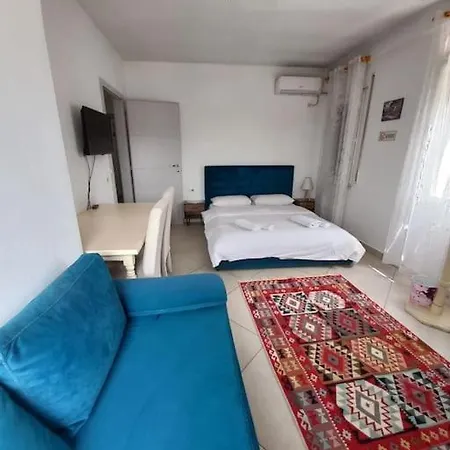 Isabel's Penthouse Overlooking The Appartamento Tirana